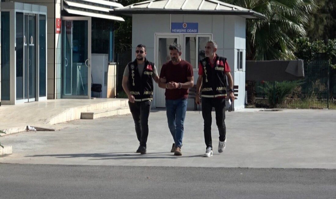Antalya’da, Hanım Biçer’i eşarpla boğarak öldürdüğü suçlamasıyla yargılanan Hızır Çelik,