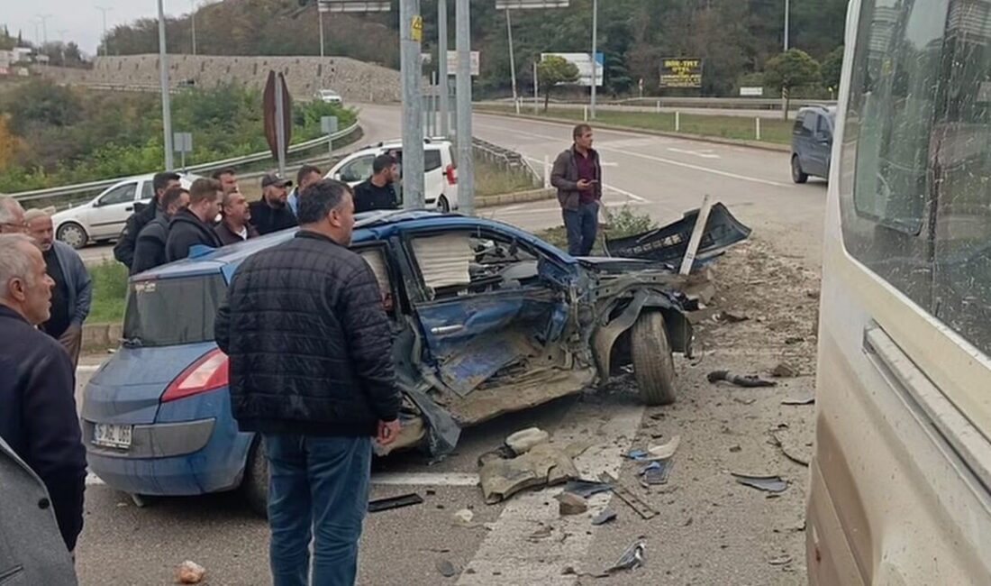 Boyabat ilçesinde meydana gelen trafik kazasında bir minibüs ile iki