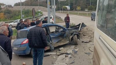 Boyabat ilçesinde meydana gelen trafik kazasında bir minibüs ile iki