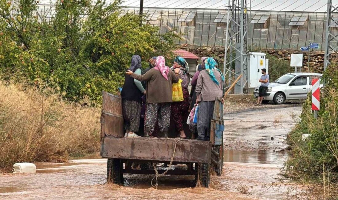 Mersin’in Bozyazı ilçesinde meydana gelen şiddetli yağışlar sebebiyle seralar, tarım