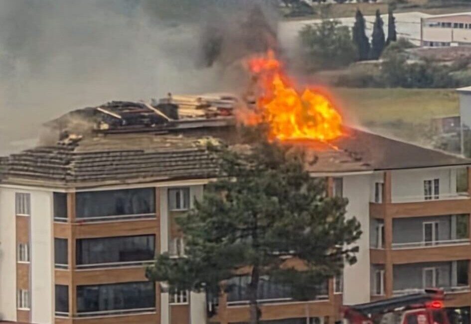 Denizli’nin Buldan ilçesinde yer alan bir apartmanın çatısında meydana gelen