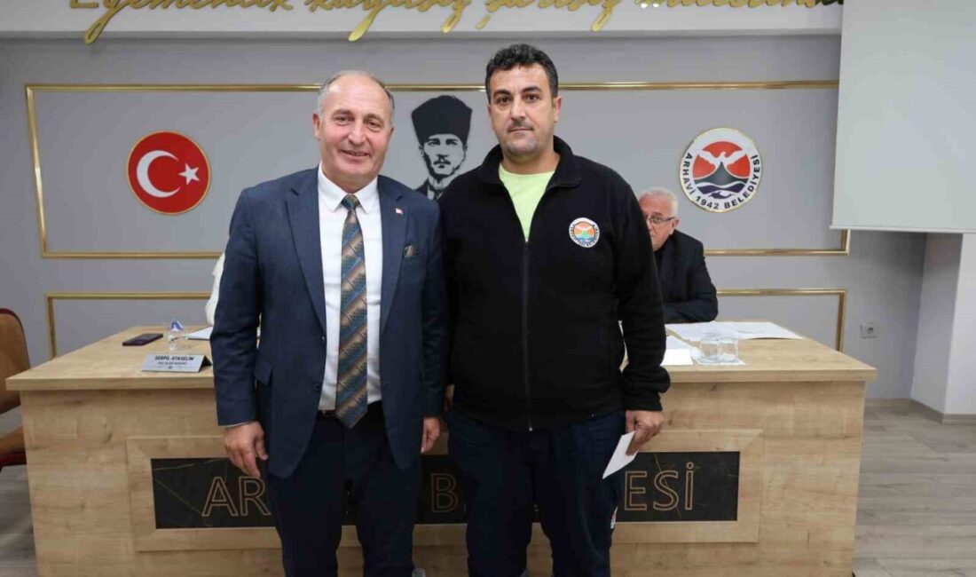 Arhavi ilçesindeki belediye çalışanı Yaşar Şimşek, görevi sırasında bulduğu altını