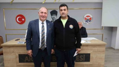 Arhavi ilçesindeki belediye çalışanı Yaşar Şimşek, görevi sırasında bulduğu altını
