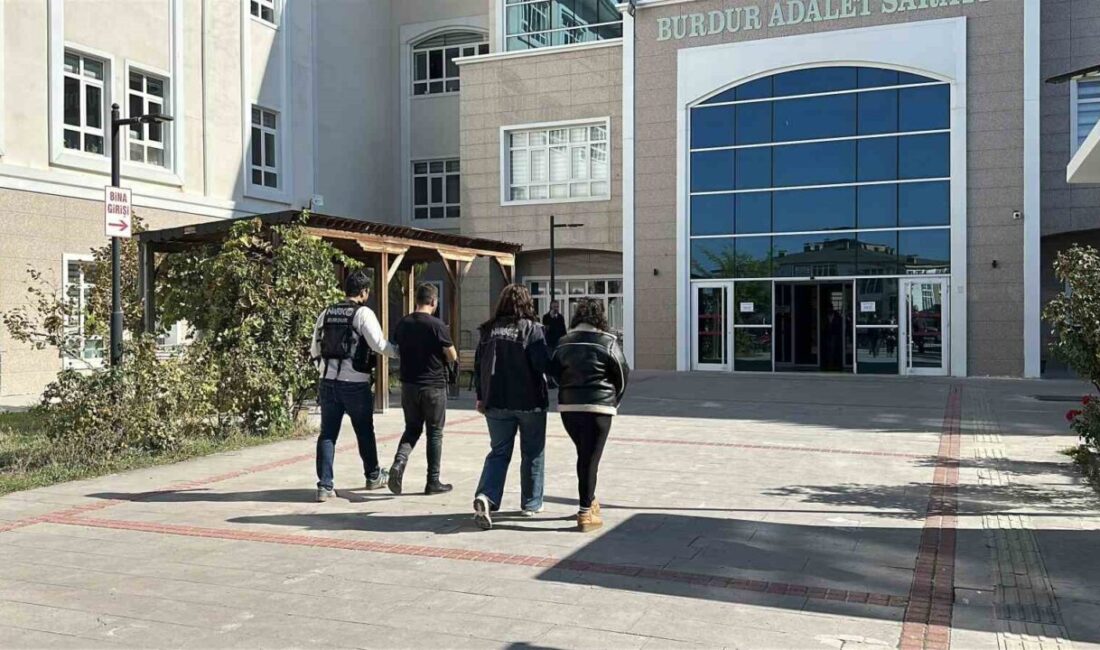 Burdur’da polis tarafından yapılan operasyonda, şehirlerarası otobüs terminalinde durdurulan 2