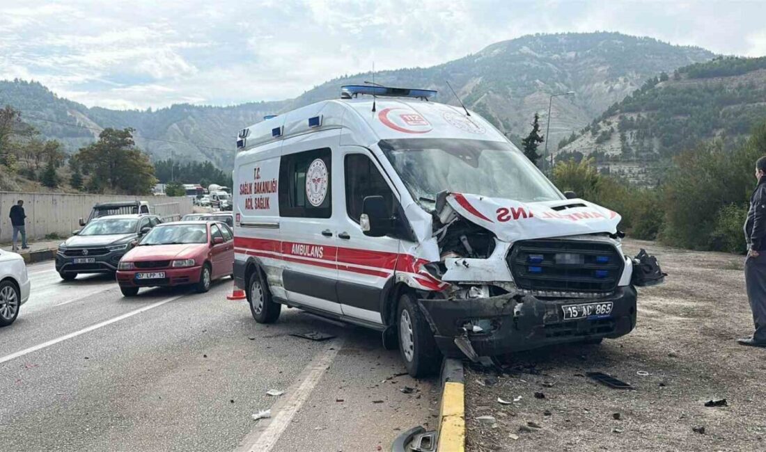 Burdur’da meydana gelen trafik kazasında ambulansın da aralarında bulunduğu 4