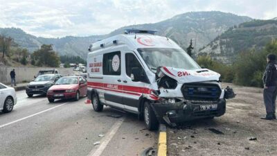 Burdur’da meydana gelen trafik kazasında ambulansın da aralarında bulunduğu 4