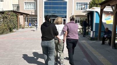 Ukrayna vatandaşı bir kadın, Burdur’da seyir halindeki araçların önüne atlayıp