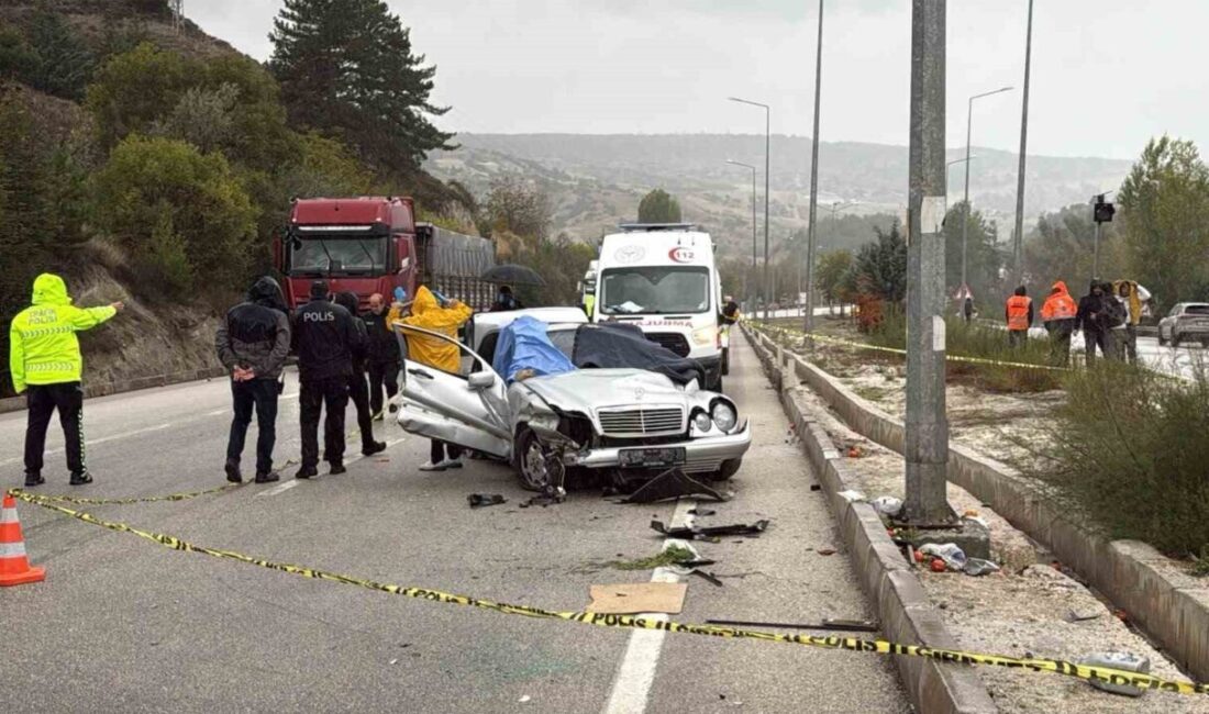 Burdur-Antalya karayolunda meydana gelen trafik kazasında, bir aracın bariyerlere çarpması