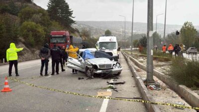 Burdur-Antalya karayolunda meydana gelen trafik kazasında, bir aracın bariyerlere çarpması
