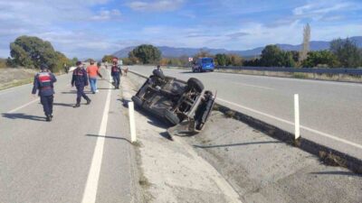 Burdur’un Gölhisar ilçesine bağlı Yusufça beldesinde iki otomobilin çarpışması sonucu