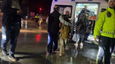 Burdur’da öğrenci servisi ile otomobilin çarpışması sonucu meydana gelen trafik