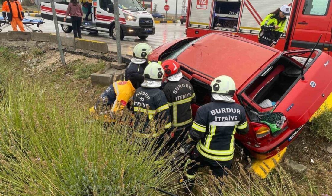 Burdur ilinde, otobüs ile otomobilin çarpıştığı trafik kazasında 2 kişi