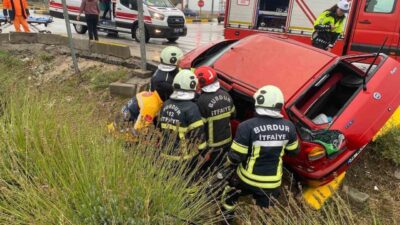 Burdur ilinde, otobüs ile otomobilin çarpıştığı trafik kazasında 2 kişi