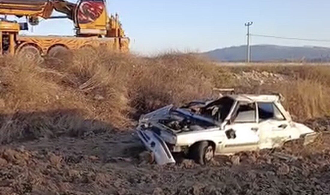 Burdur’da meydana gelen trafik kazasında, bir otomobilin otobüs durağına çarpıp