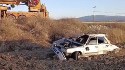 Burdur’da meydana gelen trafik kazasında, bir otomobilin otobüs durağına çarpıp