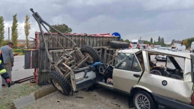 Burdur-Antalya arasındaki karayolunda traktör ile otomobilin çarpışması sonucu meydana gelen