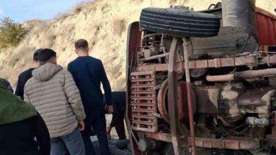 Burdur’da bir yük kamyonunun kontrolünü kaybederek devrilmesi sonucu meydana gelen