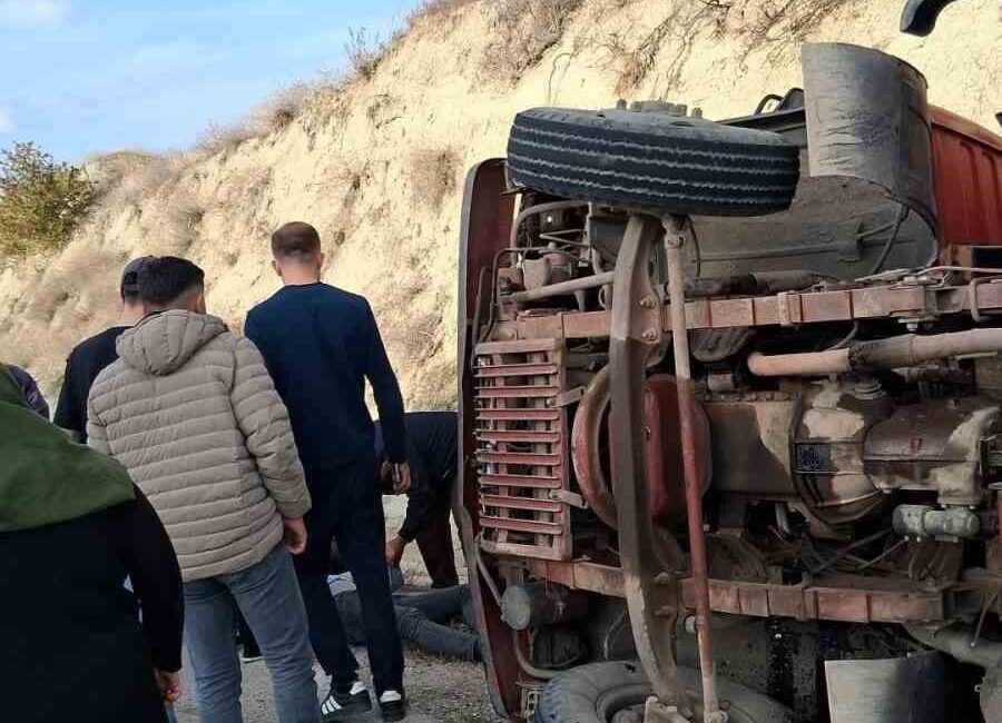 Burdur’da bir yük kamyonunun kontrolünü kaybederek devrilmesi sonucu meydana gelen