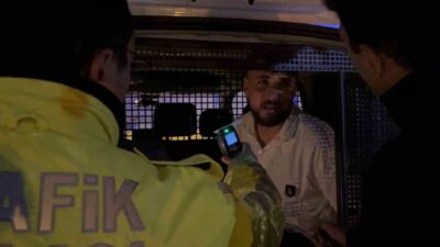 Bursa’da polis ekiplerinin uygulama yaptığı sırada sarhoş bir sürücü, yakalanmamak
