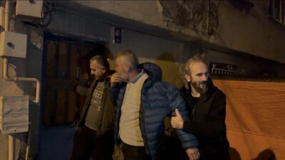 Bursa’da aşırı alkol alan bir kişi, camdan çıkarak yeniden gergin