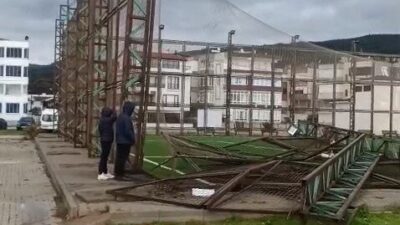 Bursa’nın Karacabey ilçesine bağlı Yeniköy Mahallesi’nde meydana gelen şiddetli fırtına,