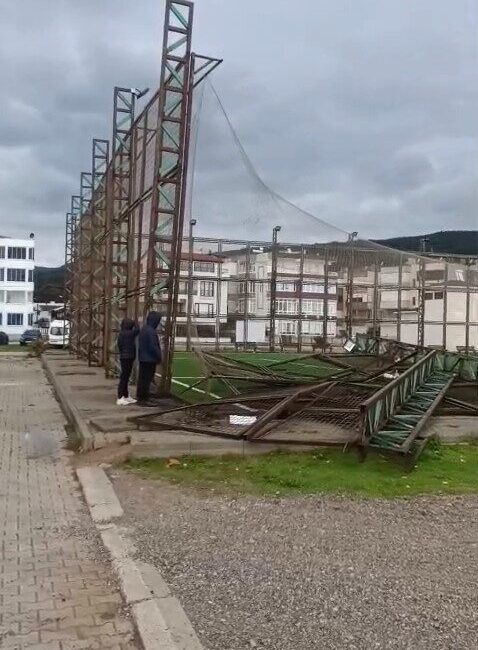 Bursa’nın Karacabey ilçesine bağlı Yeniköy Mahallesi’nde meydana gelen şiddetli fırtına,