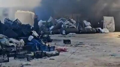 Bursa’nın Yıldırım ilçesinde bir geri dönüşüm tesisinde meydana gelen yangın,