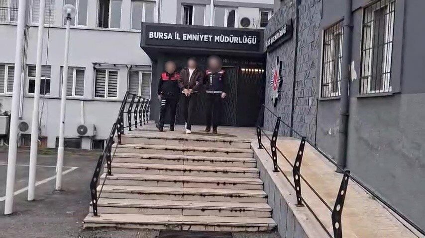 Bursa’da bir güzellik merkezi, işlek caddelerde broşür dağıtarak, anket yaparak