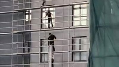 Bursa’da Gürsu ilçesinde bulunan bir binanın dış cephesinde çalışan işçilerin,