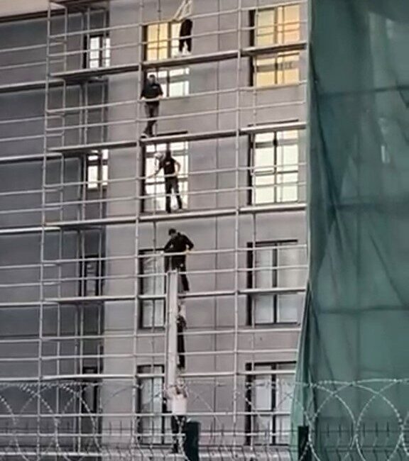 Bursa’da Gürsu ilçesinde bulunan bir binanın dış cephesinde çalışan işçilerin,