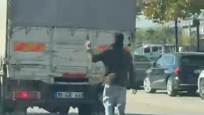 Bir çocuk, Bursa’nın Özlüce Mahallesi’nde seyir halindeki bir kamyonetin arkasına