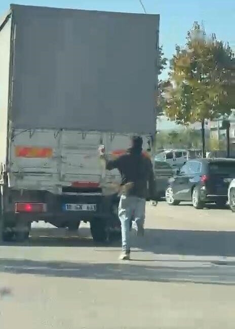 Bir çocuk, Bursa’nın Özlüce Mahallesi’nde seyir halindeki bir kamyonetin arkasına