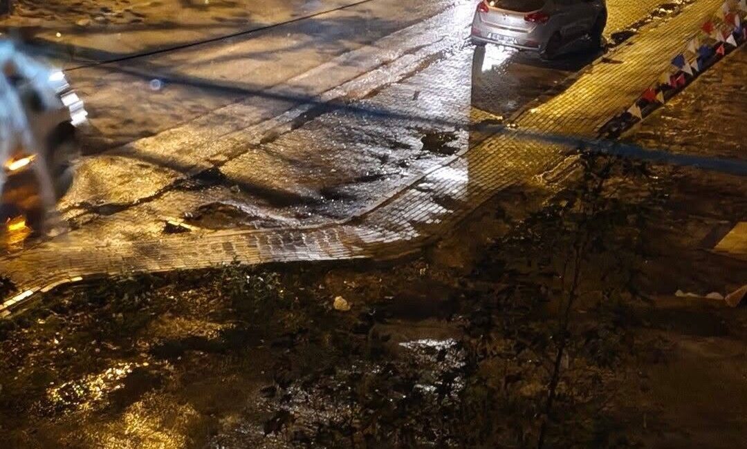 Bursa’da, bir otomobilin seyyar satıcıya çarpması sonucu meyvelerin yola saçılmasıyla