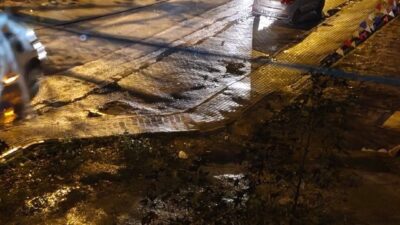 Bursa’da, bir otomobilin seyyar satıcıya çarpması sonucu meyvelerin yola saçılmasıyla
