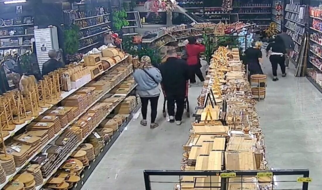 Bursa’nın Nilüfer ilçesinde bir servis aracı kontrolden çıkarak bir züccaciye