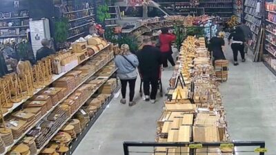 Bursa’nın Nilüfer ilçesinde bir servis aracı kontrolden çıkarak bir züccaciye