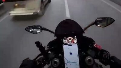 Bursa’da bir kaza meydana geldi. Motosiklet sürücüsü, kaza anını kask