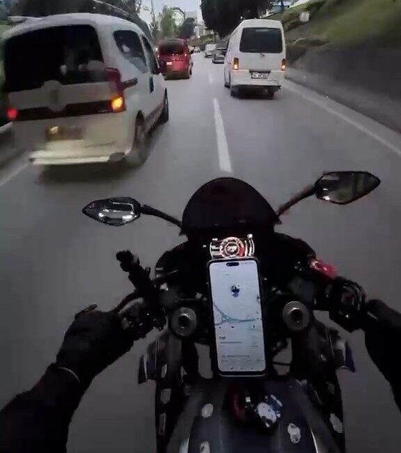 Bursa’da bir kaza meydana geldi. Motosiklet sürücüsü, kaza anını kask