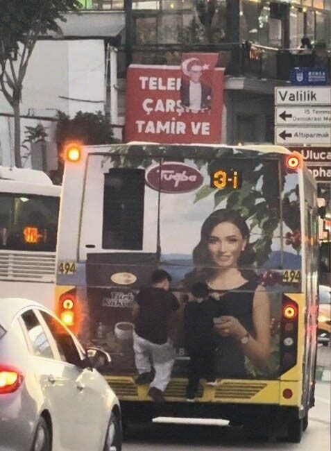 Bursa’da, Osmangazi ilçesinin Kent Meydanı’nda, bir otobüsün arkasına tutunarak tehlikeli