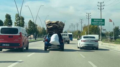 Bir sürücü, Bursa’nın Nilüfer ilçesinde aracının üstüne karton yükleyerek trafiğe