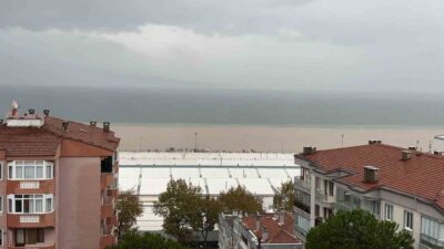 Bursa’nın Mudanya ilçesinde gece saatlerinden itibaren süren yağışlar sonrasında meydana