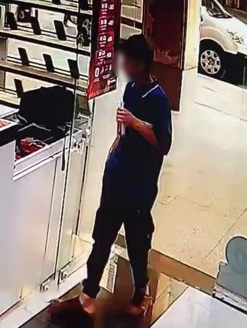İnegöl ilçesindeki bir telefon satış mağazasına girerek, iş yeri sahibinin