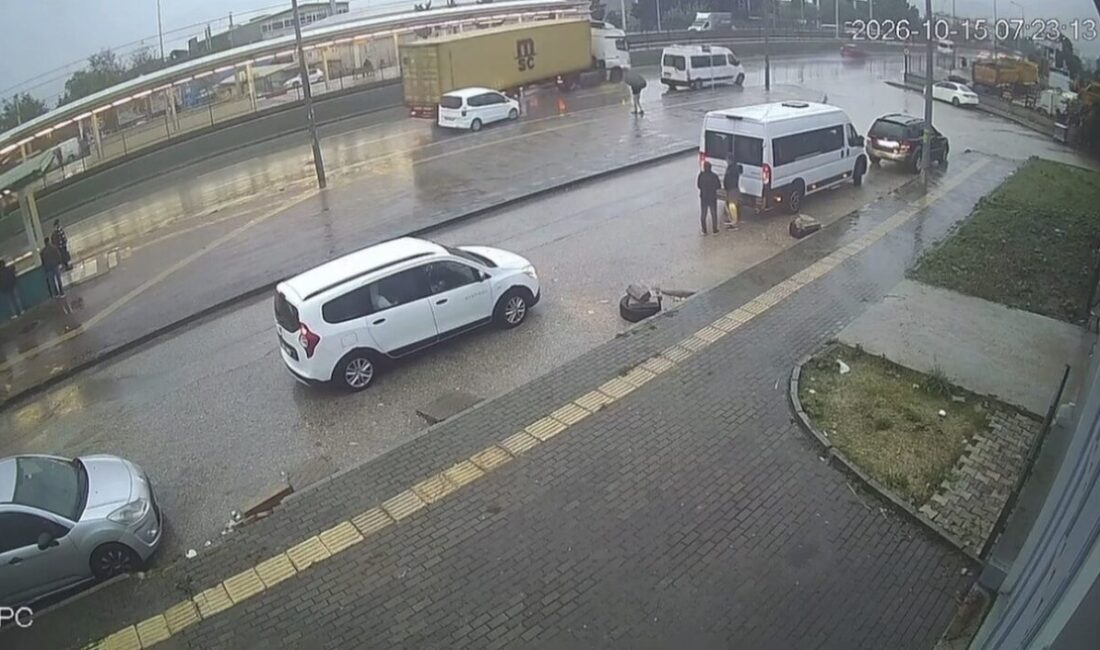 Bursa’da, yağmurun yol yüzeyini kaygan hale getirmesi sonucu bir tırın