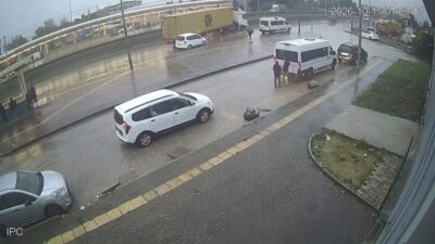 Bursa’da, yağmurun yol yüzeyini kaygan hale getirmesi sonucu bir tırın