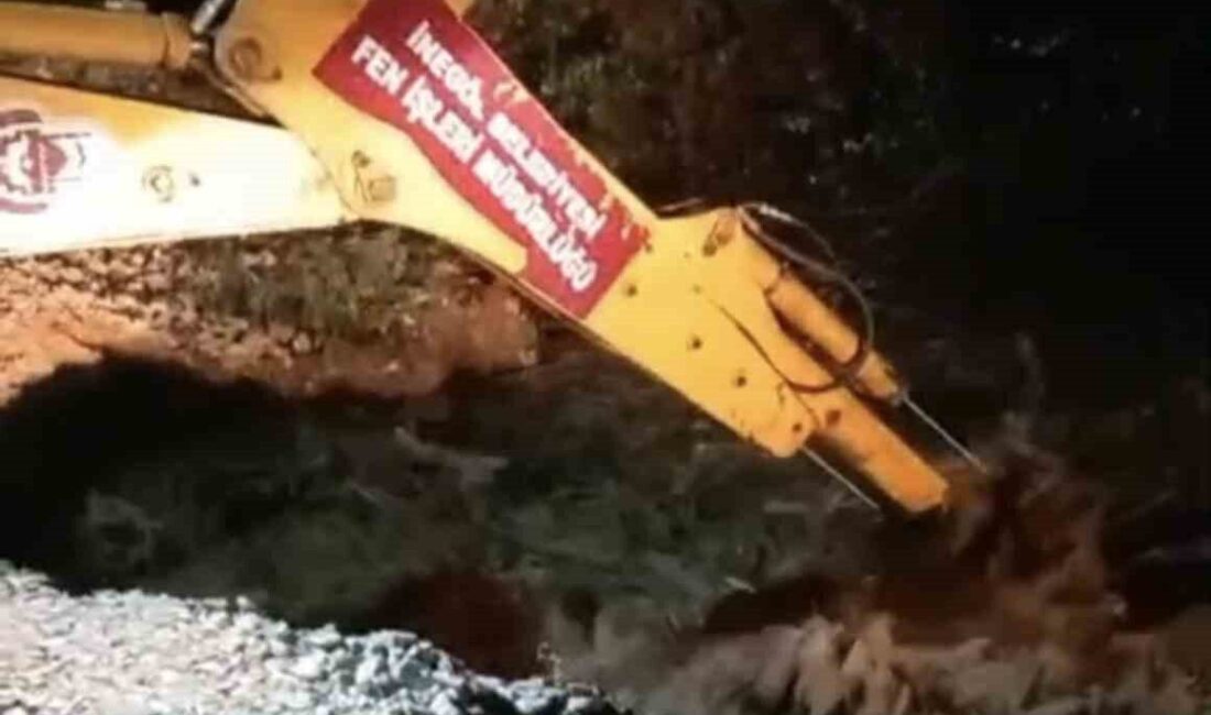 İnegöl ilçesinde yaşanan şiddetli yağış, dere üzerindeki bir köprüyü yıktı.