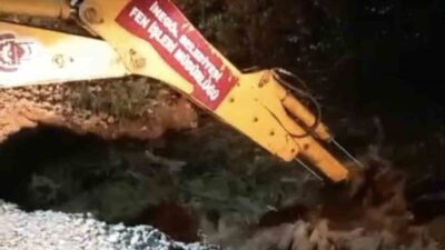 İnegöl ilçesinde yaşanan şiddetli yağış, dere üzerindeki bir köprüyü yıktı.