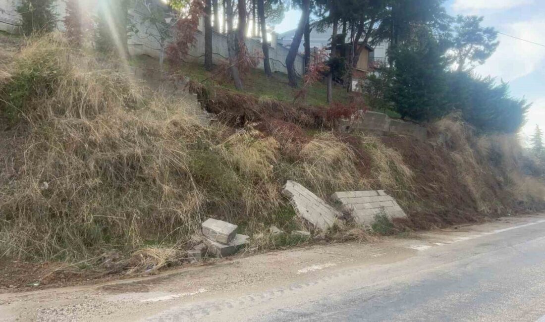 Bursa’da etkili olan yağışlar sonucu bir sitenin dış alanındaki istinat