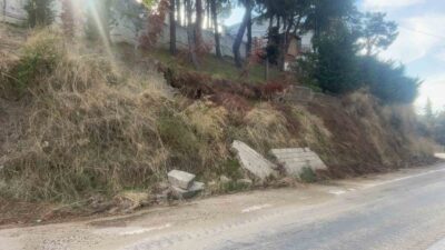Bursa’da etkili olan yağışlar sonucu bir sitenin dış alanındaki istinat