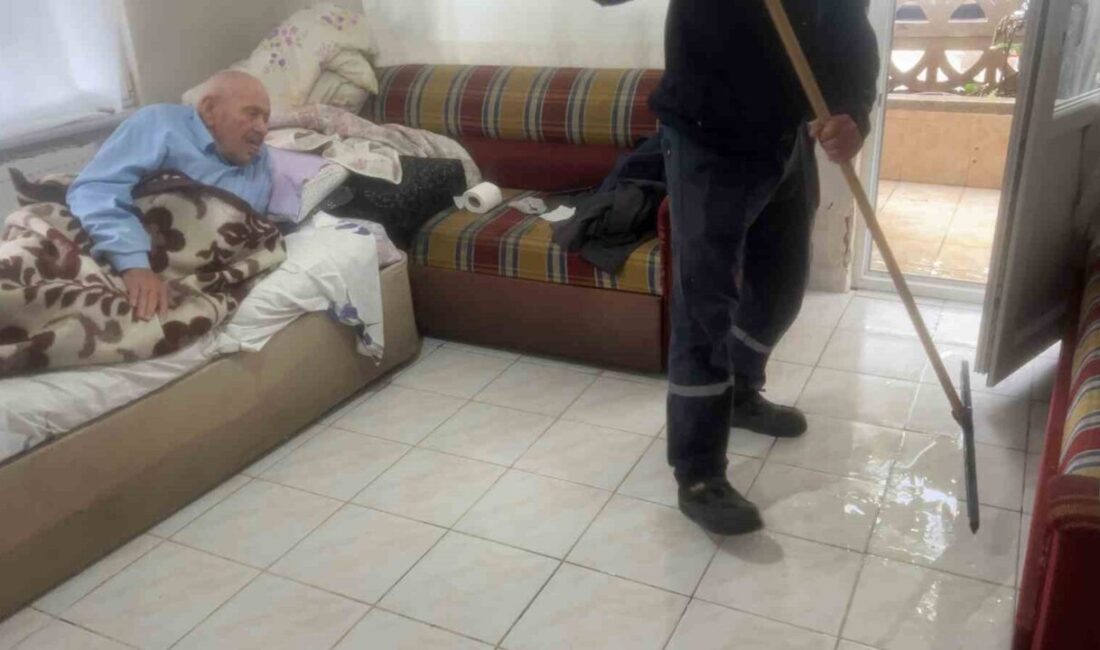 Bursa’da, şiddetli yağışın etkisiyle meydana gelen tıkanan su giderleri sonucunda
