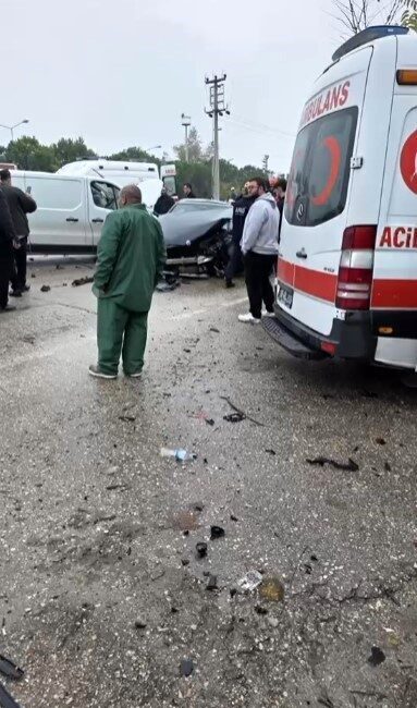 Bursa’nın Osmangazi ilçesinde yağmur nedeniyle kayganlaşan yolda meydana gelen zincirleme